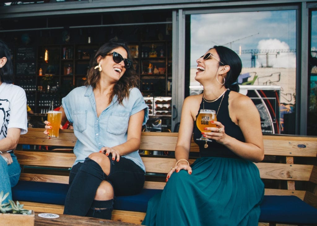 How to Handle Negative Reviews Online: The Dos and Don’ts 3 Girls enjoying a beverage